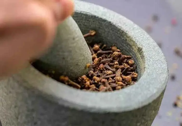 How to Prepare and Use Clove Water Effectively